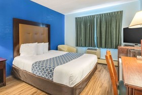 Econo Lodge Inn & Suites
