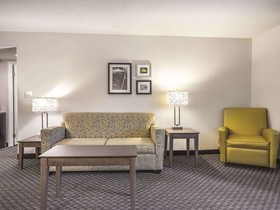 La Quinta Inn & Suites by Wyndham Hartford - Bradley Airport