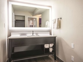 La Quinta Inn & Suites by Wyndham Hartford - Bradley Airport