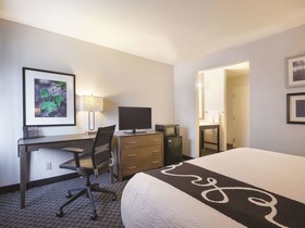 La Quinta Inn & Suites by Wyndham Hartford - Bradley Airport