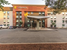 La Quinta Inn & Suites by Wyndham Hartford - Bradley Airport