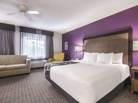 La Quinta Inn & Suites by Wyndham Hartford - Bradley Airport