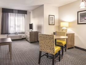 La Quinta Inn & Suites by Wyndham Hartford - Bradley Airport