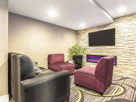 La Quinta Inn & Suites by Wyndham Hartford - Bradley Airport