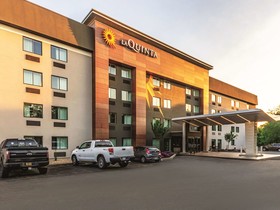 La Quinta Inn & Suites by Wyndham Hartford - Bradley Airport