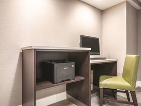 La Quinta Inn & Suites by Wyndham Hartford - Bradley Airport