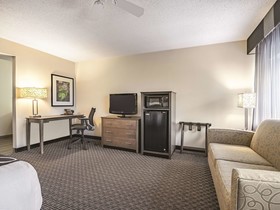 La Quinta Inn & Suites by Wyndham Hartford - Bradley Airport