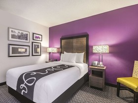 La Quinta Inn & Suites by Wyndham Hartford - Bradley Airport