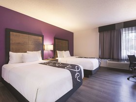 La Quinta Inn & Suites by Wyndham Hartford - Bradley Airport