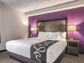 La Quinta Inn & Suites by Wyndham Hartford - Bradley Airport