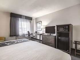 La Quinta Inn & Suites by Wyndham Hartford - Bradley Airport