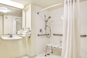 Days Inn by Wyndham Bradenton - Near the Gulf