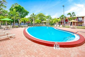 Days Inn by Wyndham Bradenton - Near the Gulf