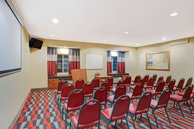 Microtel Inn & Suites by Wyndham Bushnell