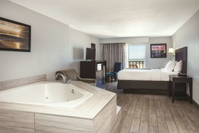 La Quinta Inn & Suites by Wyndham Oceanfront Daytona Beach