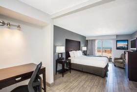 La Quinta Inn & Suites by Wyndham Oceanfront Daytona Beach