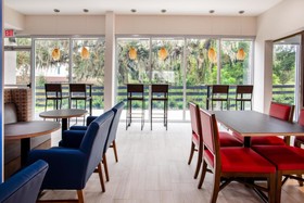 Holiday Inn Express & Suites Deland South