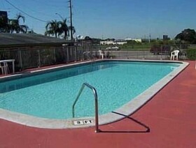 Econo Lodge Inn & Suites