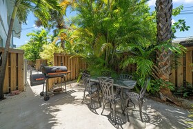 Galleria Apartments by Lowkl