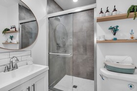 Galleria Apartments by Lowkl