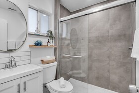 Galleria Apartments by Lowkl