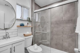 Galleria Apartments by Lowkl