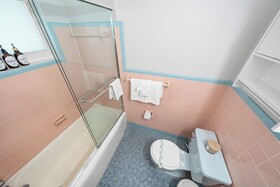 Galleria Apartments by Lowkl