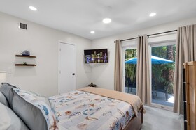 Galleria Apartments by Lowkl