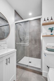 Galleria Apartments by Lowkl