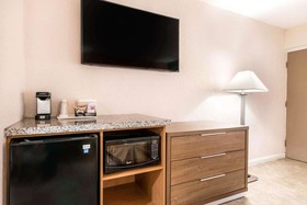 Rodeway Inn & Suites Airport/Cruise Port