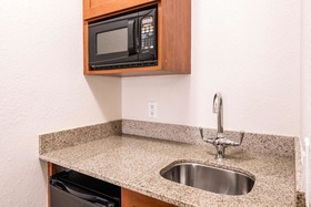 Rodeway Inn & Suites Airport/Cruise Port