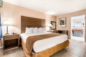Rodeway Inn & Suites Airport/Cruise Port