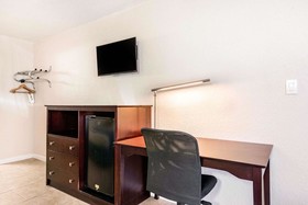 Rodeway Inn & Suites Airport/Cruise Port