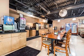 Rodeway Inn & Suites Airport/Cruise Port