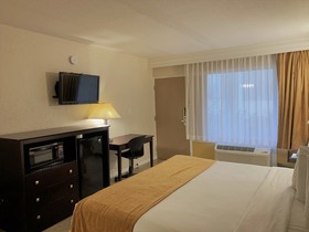 Rodeway Inn & Suites Airport/Cruise Port