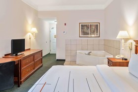 La Quinta Inn & Suites by Wyndham Fort Myers Airport