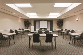 La Quinta Inn & Suites by Wyndham Fort Myers Airport