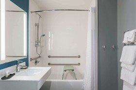 La Quinta Inn & Suites by Wyndham Ft. Myers-Sanibel Gateway