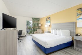 Hutchinson Island Plaza Hotel & Suites