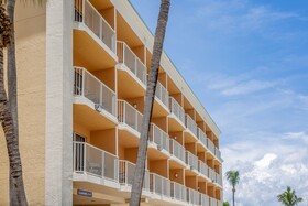 Hutchinson Island Plaza Hotel & Suites