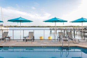 Hutchinson Island Plaza Hotel & Suites