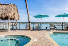 Hutchinson Island Plaza Hotel & Suites