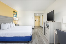 Hutchinson Island Plaza Hotel & Suites