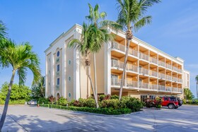 Hutchinson Island Plaza Hotel & Suites