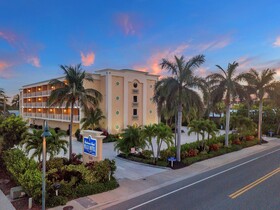 Hutchinson Island Plaza Hotel & Suites