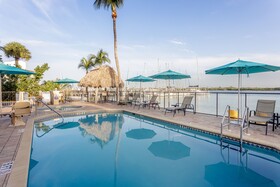 Hutchinson Island Plaza Hotel & Suites