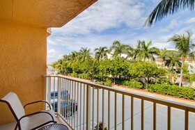 Hutchinson Island Plaza Hotel & Suites
