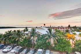 Hutchinson Island Plaza Hotel & Suites
