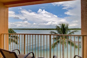 Hutchinson Island Plaza Hotel & Suites