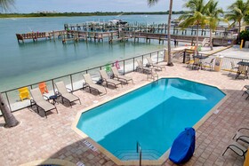 Hutchinson Island Plaza Hotel & Suites